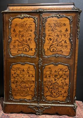 une armoire ancienne en bois, ornée de sculptures raffinées et de motifs sculptés sur les portes