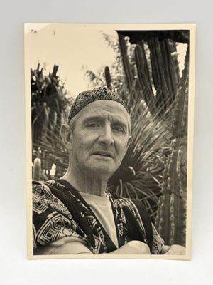 une vieille photo en noir et blanc d'un homme coiffé d'un chapeau