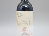 l'image d'une bouteille de vin posée sur une table