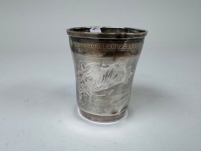 une coupe en argent posée sur une table