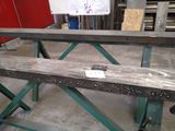 une photo d'un banc en bois dans un atelier