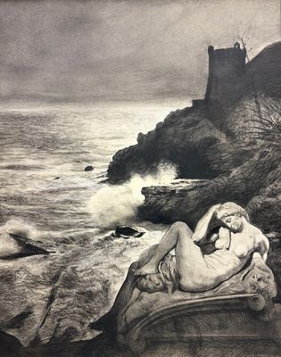 une photo en noir et blanc d'une femme allongée sur une chaise au bord de la mer