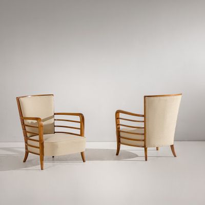 une paire de chaises dans le style de telle ou telle personne