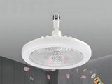 un ventilateur de plafond blanc équipé d'une lampe