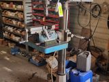 une machine qui se trouve à l'intérieur d'un bâtiment