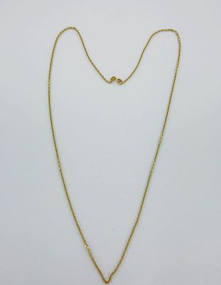 un collier en or orné d'un pendentif en forme de cœur