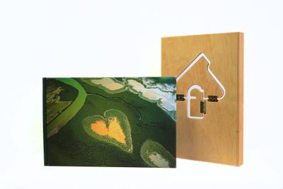 une photo d'une photo d'une maison et une photo d'un cœur