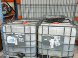deux bacs en plastique empilés l'un sur l'autre dans un entrepôt