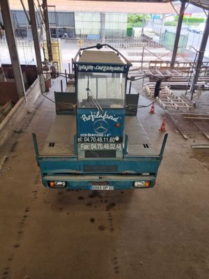 un camion bleu garé à l'intérieur d'un bâtiment