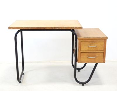un bureau en bois avec une structure métallique et un tiroir