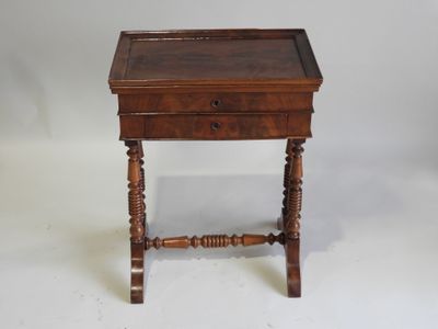 une vieille table en bois surmontée d'un tiroir