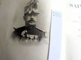 une vieille photo représentant un homme en uniforme sur un livre