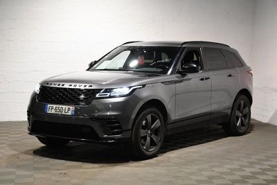 un Range Rover gris garé dans un garage au sol carrelé