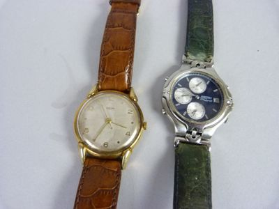 deux montres assises l'une à côté de l'autre sur une surface blanche