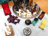 un plateau en argent posé sur une table, sur lequel se trouvent divers objets