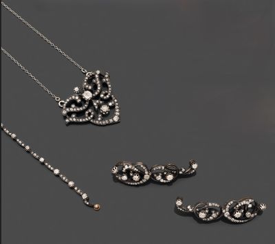 une collection de bijoux comprenant un collier, des boucles d'oreilles et un pendentif