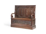 un vieux banc en bois dont le dossier est orné de sculptures