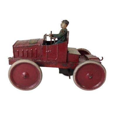 une petite voiture rouge avec un homme assis à l'intérieur