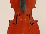 un vieux violon posé sur une surface blanche