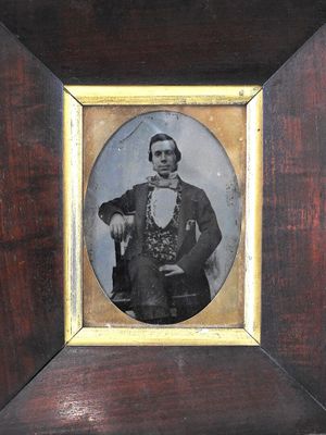 Daguerréotype Jeune homme au gilet brodé fleuri.