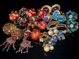 un tas de bijoux variés posés sur une surface noire