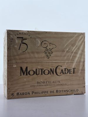 une boîte de vin posée sur une table à côté d'une bouteille de vin