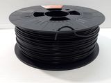 une bobine de filament PLA noir sur une surface blanche