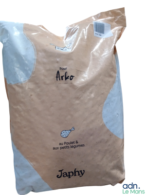 un sac de riz posé sur une table blanche