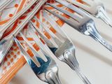 many forks that are stacked on top of each other
