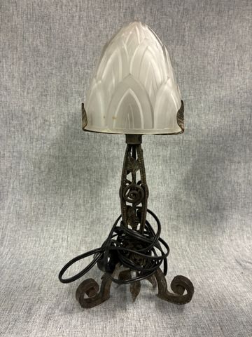 Lampe de table en fer forgé décor de roses circa 1930, abat-jour 