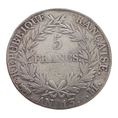 un gros plan d'une pièce d'argent ornée d'une couronne