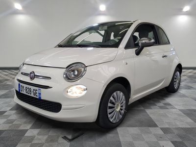 la photo d'une petite voiture blanche garée dans un garage