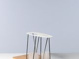 une table blanche avec un piètement en bois et un plateau blanc