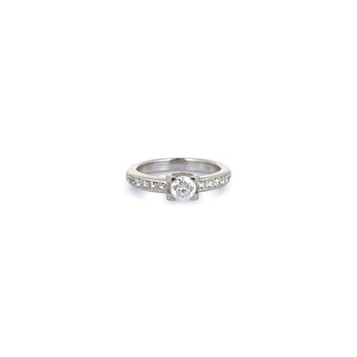 Travail contemporain Bague solitaire en or gris 750‰ et diam…
