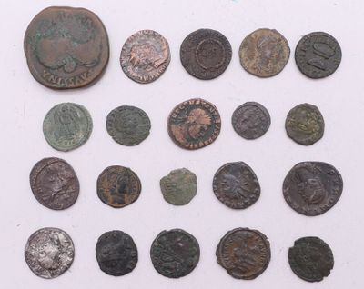 un assortiment de pièces de monnaie romaines antiques sur un fond blanc