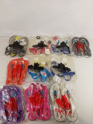 Plusieurs paires de chaussures pour enfants sont emballées dans des sacs en plastique