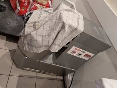 un paquet de chips et un autre paquet de chips posés sur une machine