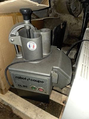 une machine posée sur une palette dans une pièce