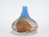un vase en verre dans lequel se trouve l'image d'une montagne