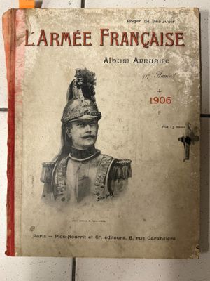 un vieux livre sur lequel figure la photo d'un homme en uniforme militaire