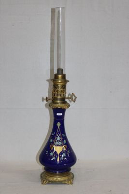 un petit vase bleu sur lequel est posée une bougie