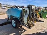 une photo d'un tracteur équipé d'un pulvérisateur