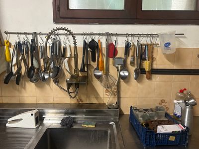 Lot vaisselles et batteries de cuisine qui ce retrouve dans …