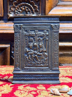 une statue représentant un homme et une femme assis sur un banc