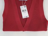 un gilet rouge orné d'une étiquette blanche