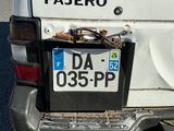 une camionnette blanche dont la plaque d'immatriculation se trouve à l'arrière