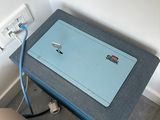 une boîte bleue posée sur une table dans une pièce