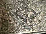 un vase en argent orné d'une image représentant une femme