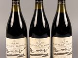trois bouteilles de vin posées sur une table l'une à côté de l'autre