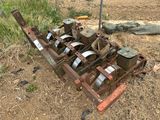 une charrue rouillée abandonnée au milieu d'un champ
